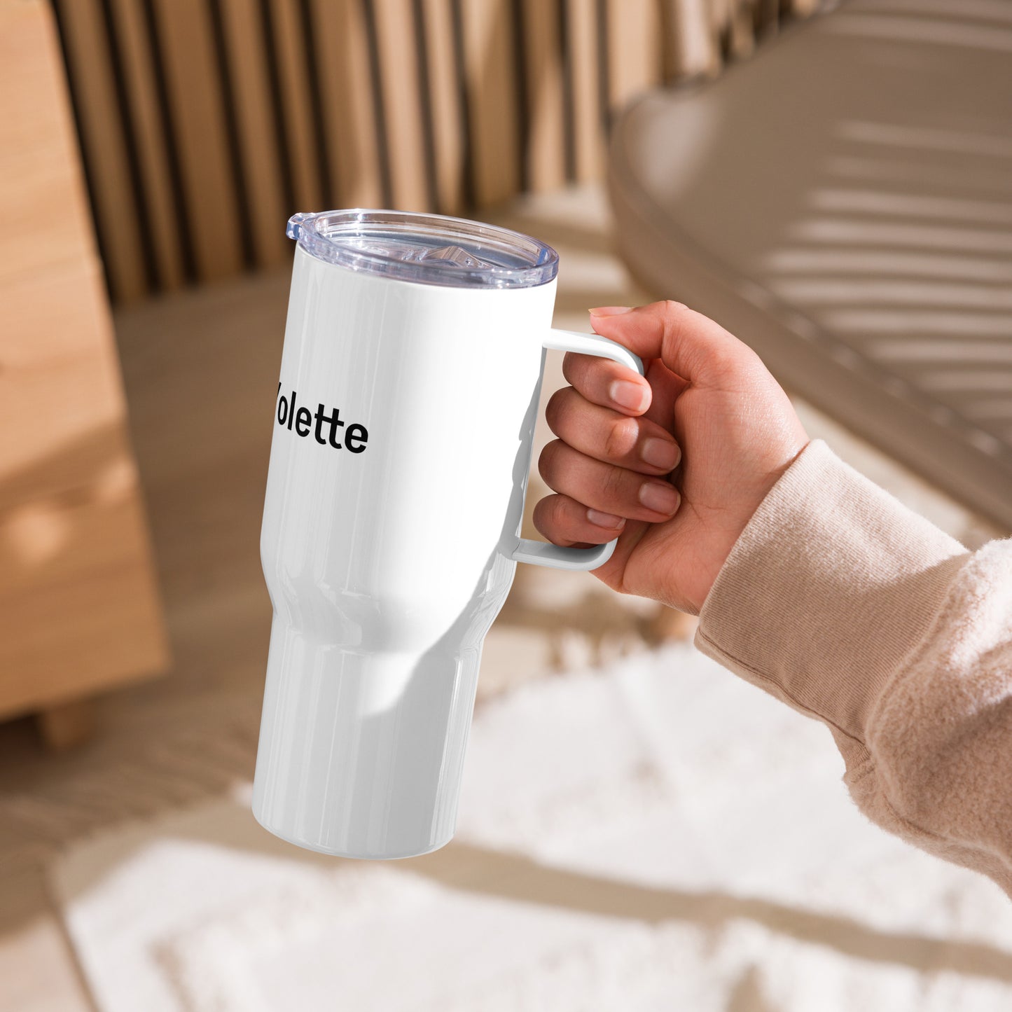 Travel mug with a handle